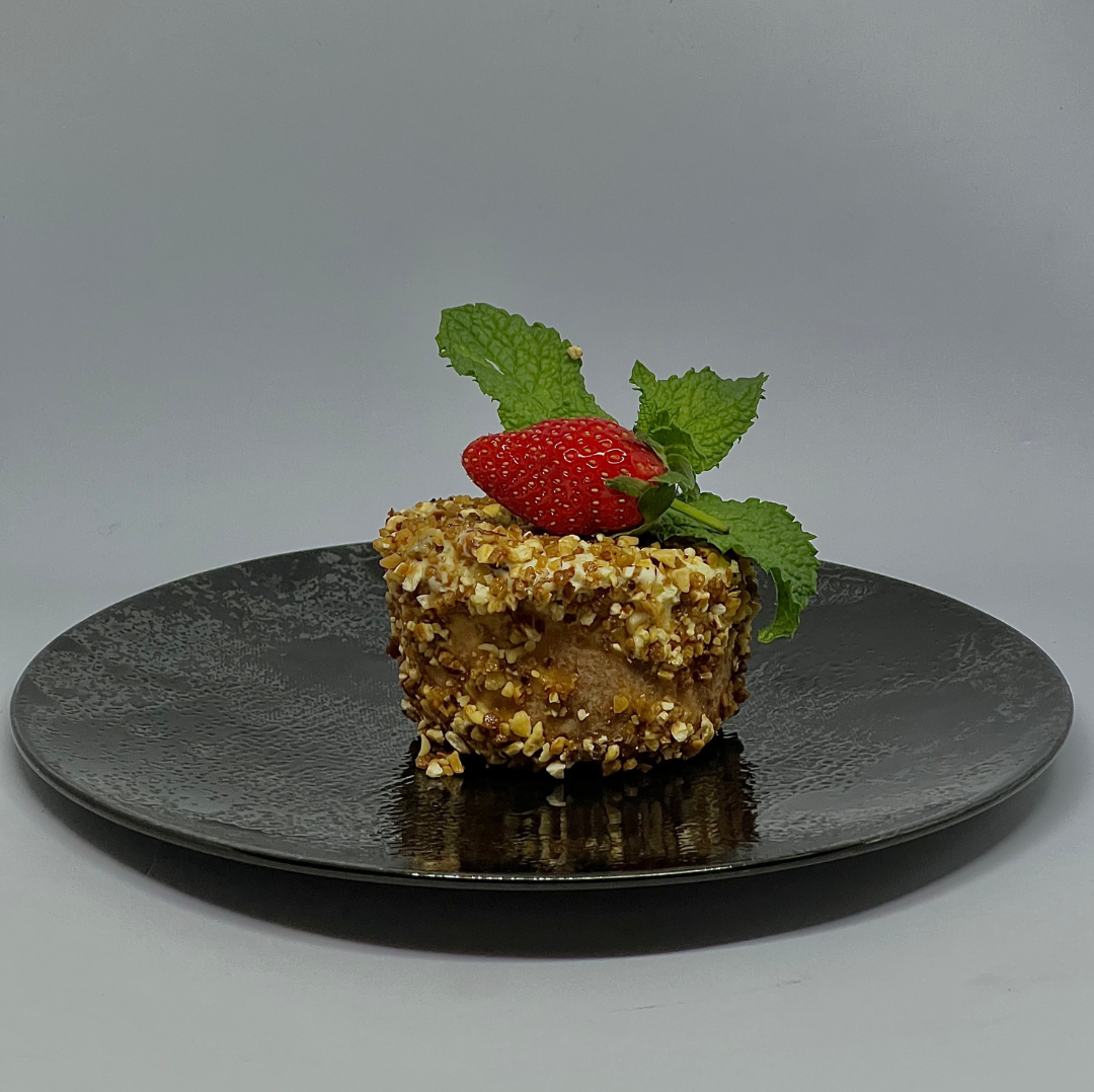 Dessert croustillant aux noix, fraise et menthe