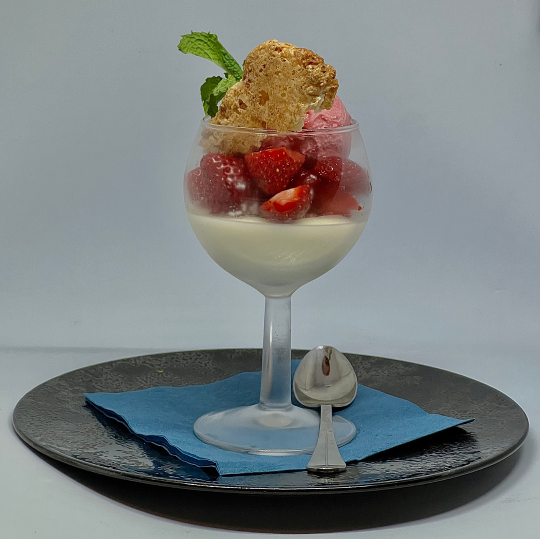 Panna cotta aux fraises et fruits rouges