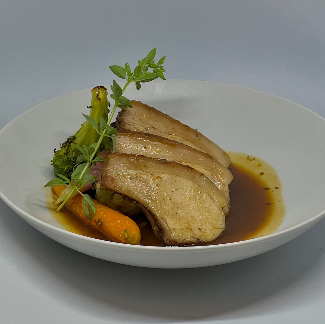 Volaille rôtie, légumes de saison et jus