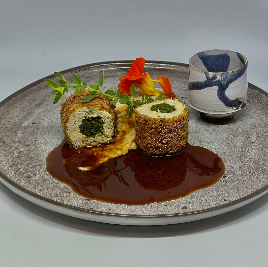 Rouleau farci aux herbes, sauce brune et fleurs