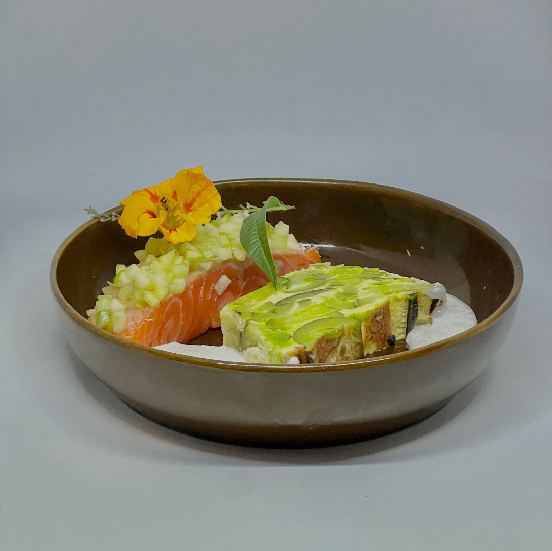 Saumon, légumes croquants et fleur nasturtium