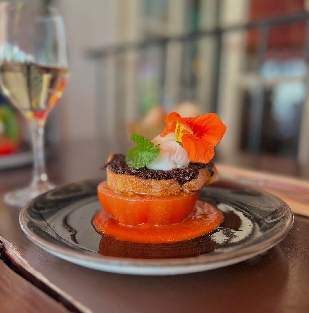 Tapenade, tomate confite et fleur comestible — ambiance terrasse